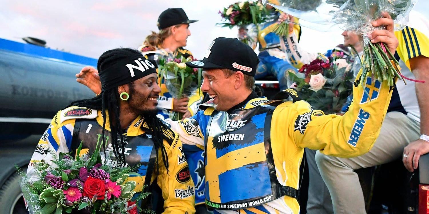 Sveriges Antonio Lindbäck och Andreas Jonsson firar att Sverige är klart för final i lag-VM.
