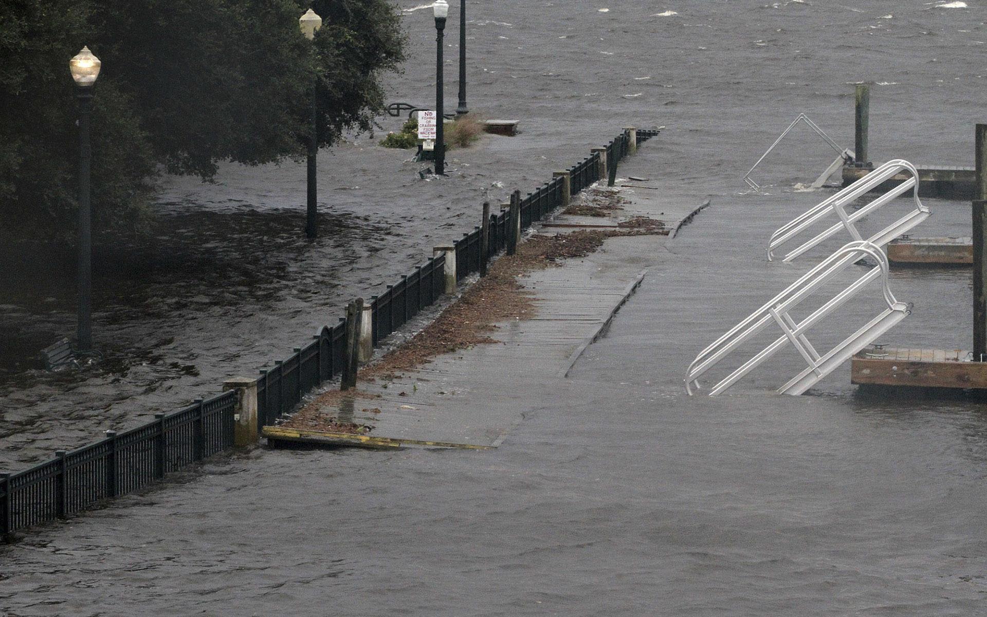 Det stigande vattnen i floderna Neuse och Trent har översvämmat Union Point Park i New Bern, North Carolina. FOTO: Gray Whitley/Sun Journal via AP