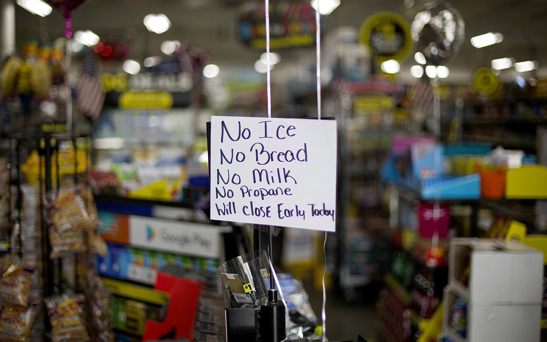 Ett meddelande om vilka varor som är slut i en butik möter invånarna o Nichols, South Carolina. FOTO: David Goldman/AP