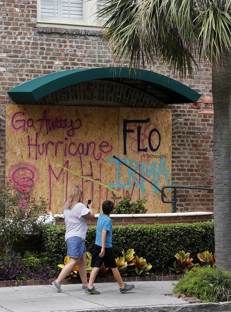 En igenbomning som använts under flera orkaner önskar bort Florence i Charleston, South Carolina. FOTO: Mic Smith/AP