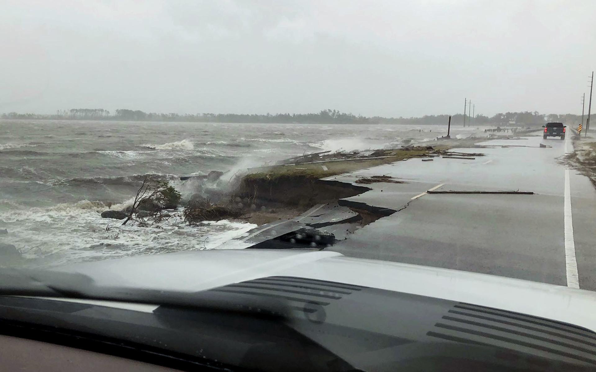 Vägen till Harkers Island, North Carolina, har skadats av vattenmassorna. FOTO: Jordan Guthrie/AP)