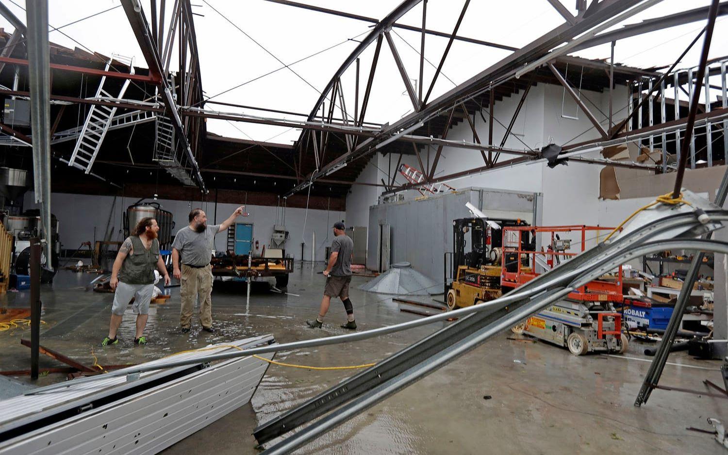 Taket på Tidewater Brewing Co. i Wilmington, North Carolina, har slitits av. (AP Photo/Chuck Burton)