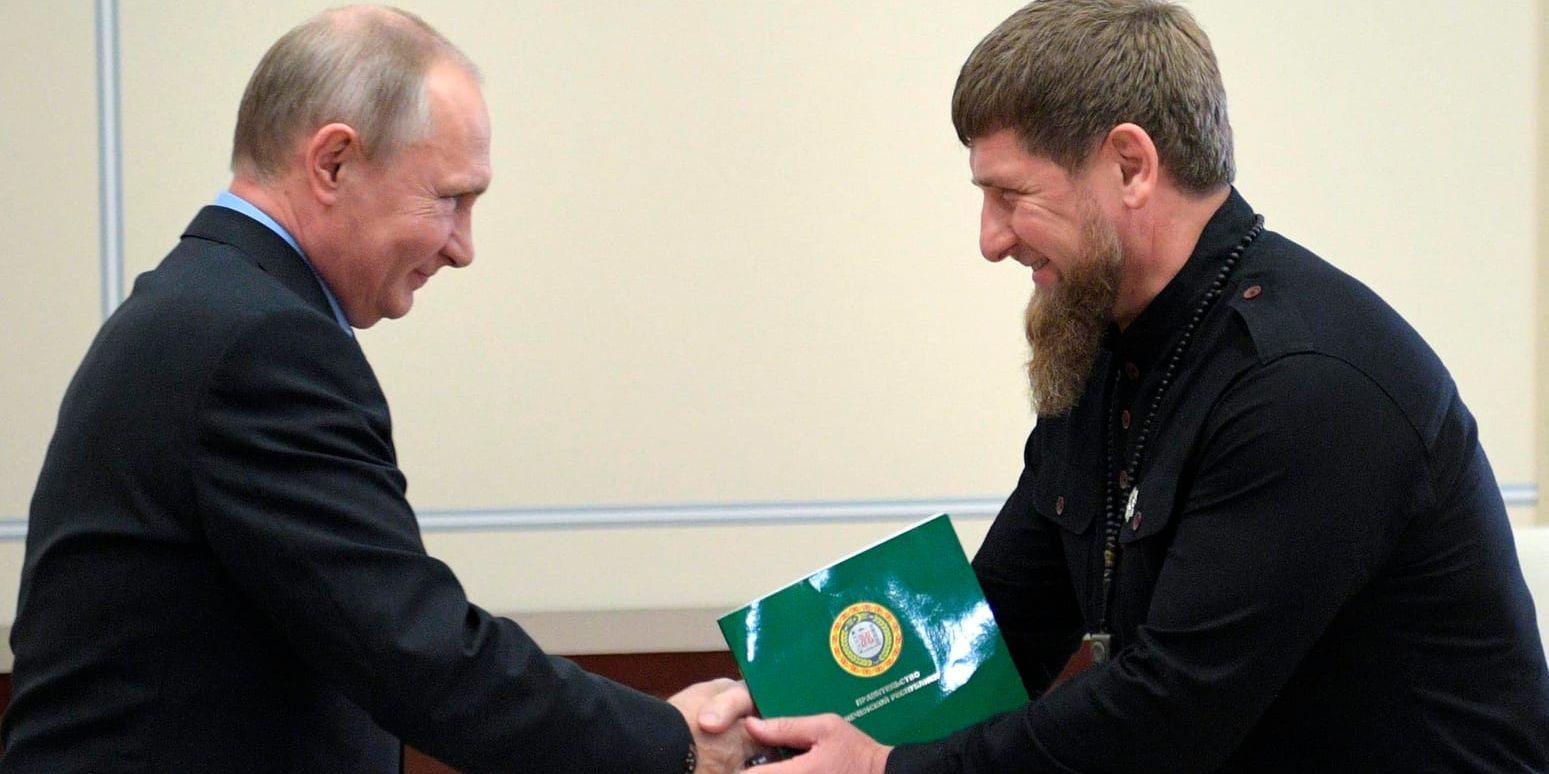 Tjetjeniens ledare Ramzan Kadyrov (till höger) vid ett möte med Rysslands president Vladimir Putin tidigare i år. Arkivbild.