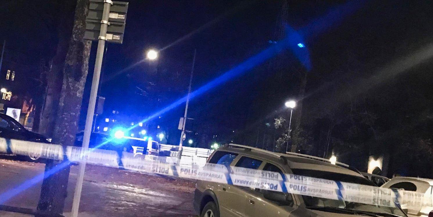 En man har hittats skottskadad i centrala Stockholm.