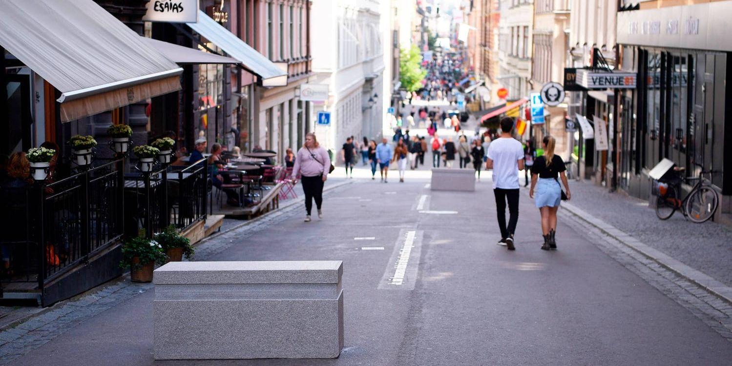 På Drottninggatan i Stockholm har granitblock ställts ut för att begränsa framkomligheten för fordon – en åtgärd staden tog till efter terrordådet den 7 april.