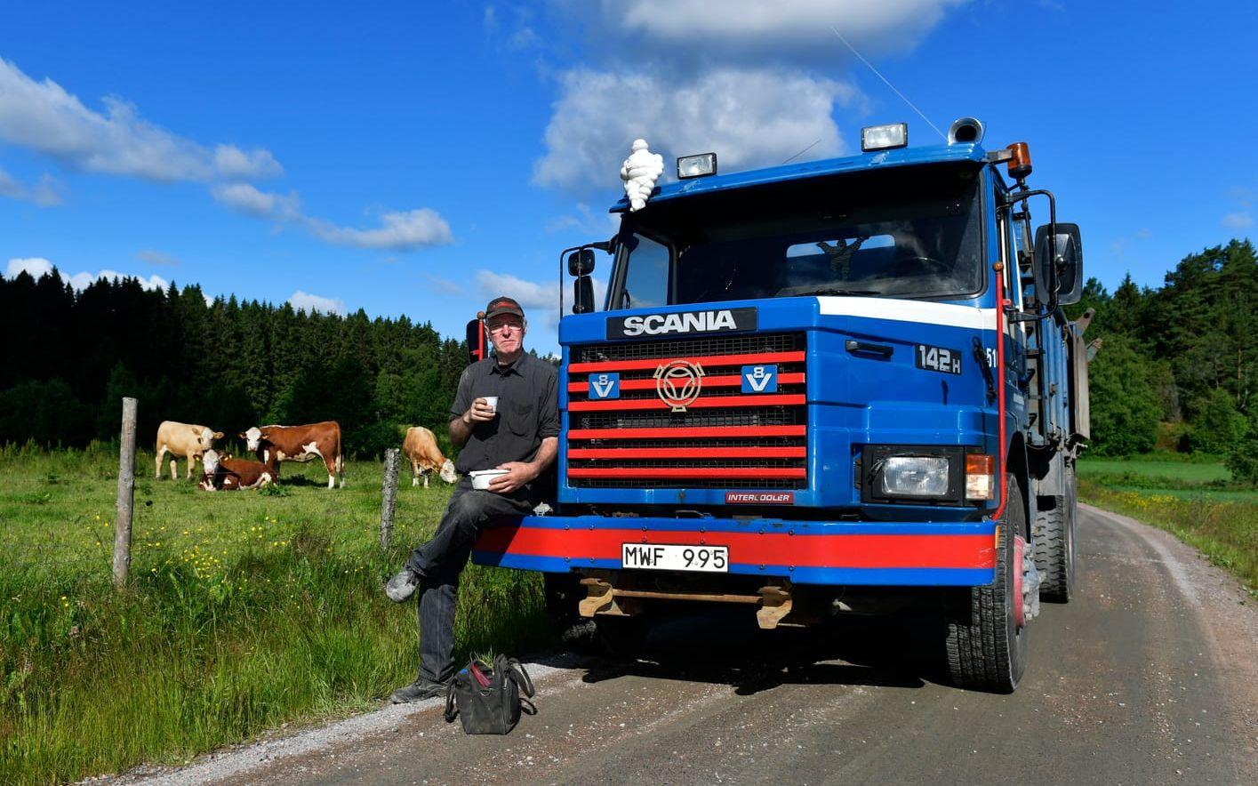 En kopp kaffe i trivsam omgivning. Bengt ”Knappen” Johansson har stannat till vid vägkanten med sin Scania från 1986 . Bild: Tommy Holl