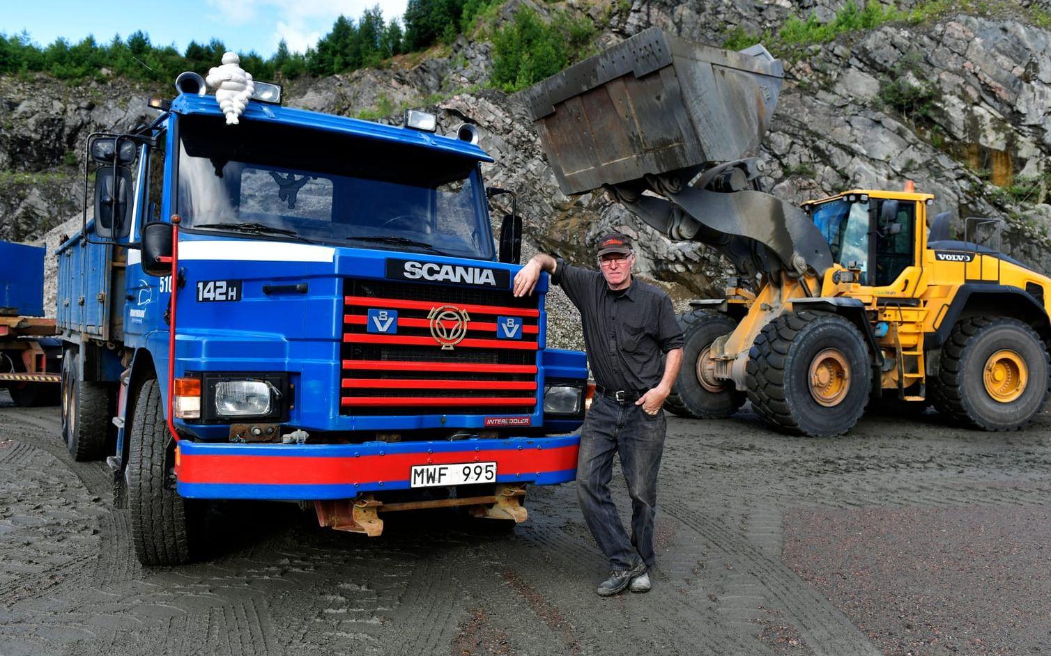 Bengt ”Knappen” Johansson och hans Scania från 1986 hämtar grus vid Östad Bergtäkt. Det har blivit några besök här genom åren. Bild: Tommy Holl