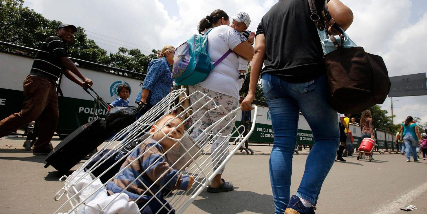 Venezuelaner anländer i februari till Cúcuta, Colombia, vid gränsen mot Venezuela. Arkivbild.