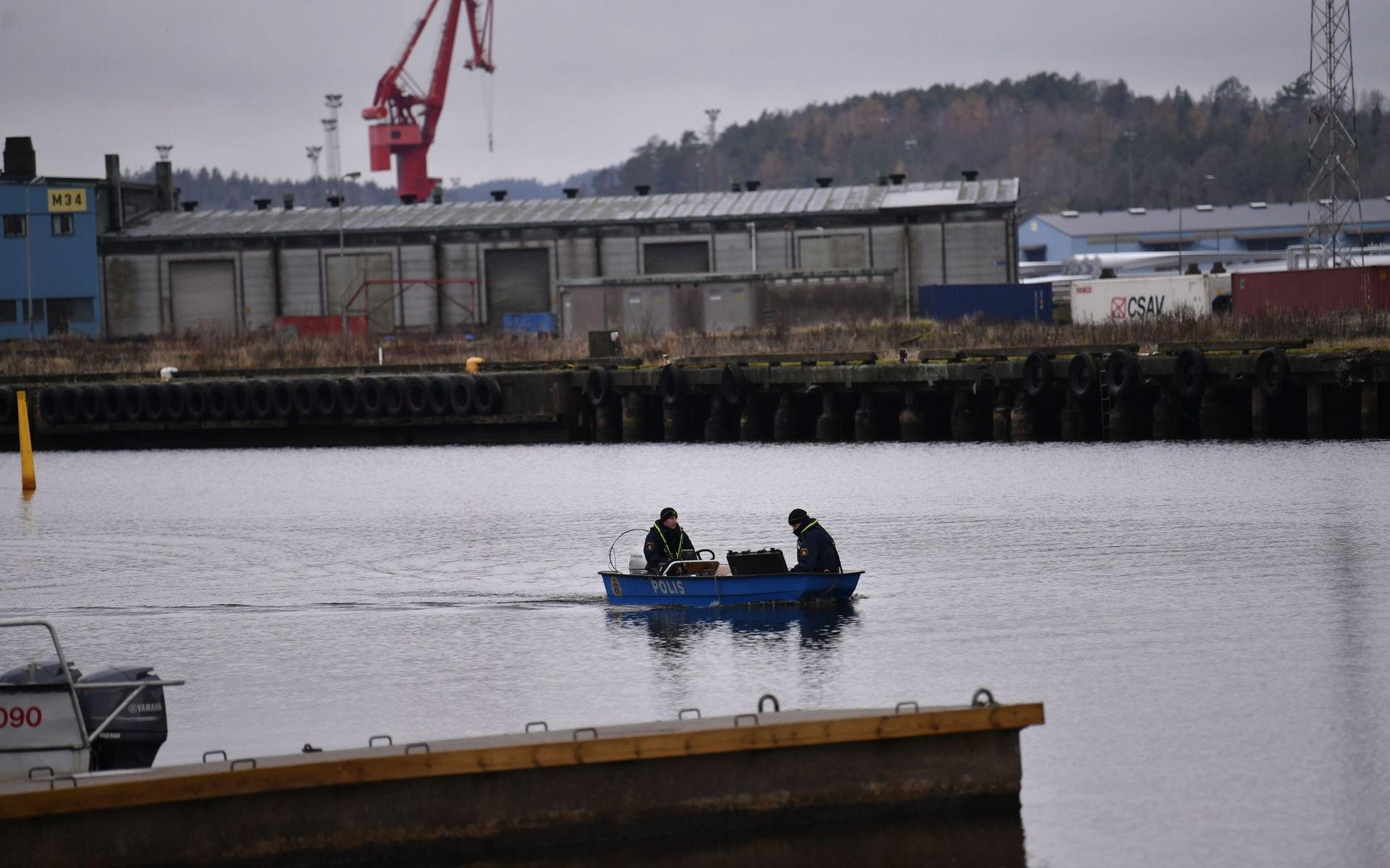 Under torsdagen sökte polisen bland annat av hamninloppet i Uddevalla. 