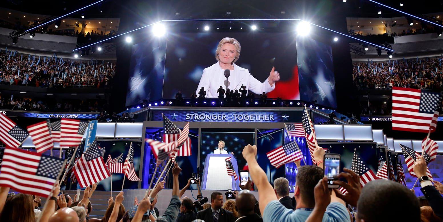 Demokraternas presidentkandidat Hillary Clinton håller tal på partikonventet i Philadelphia.