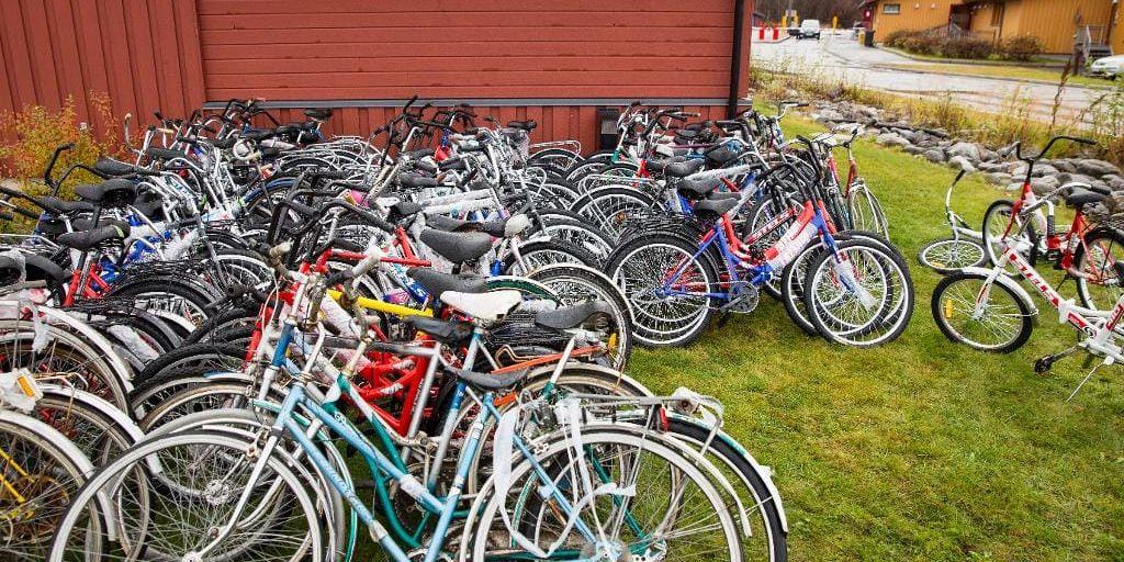 Tusentals cyklar överges vid den norska gränsstationen sedan asylsökande trampat de sista meterna över gränsen från Ryssland.