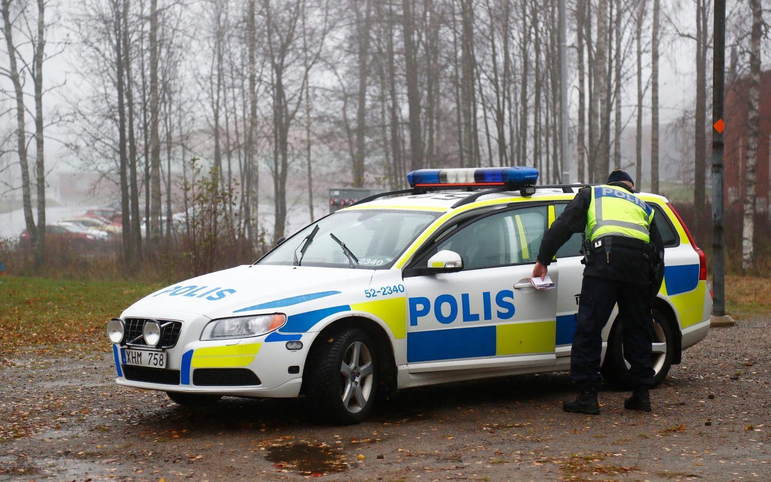 Polisen har nu via sms kallat omkring 200 män tillförhör och dna-topsning vid polisstationen i Ulricehamn. Foto: TT