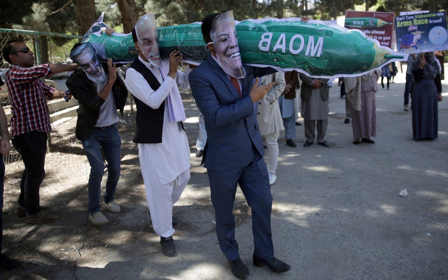 Demonstranter i Kabul bär på en handgjord modell av den jättelika bomben MOAB (Massive Ordnance Air Blast) som USA släppte i östra Afghanistan i april. Arkivbild. Foto: Massoud Hossaini/AP/TT