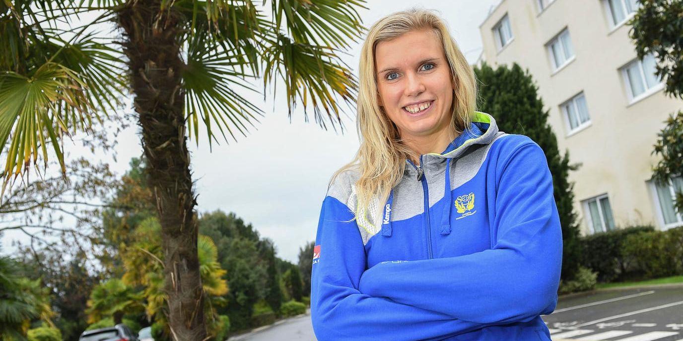 Vänsternian Jenny Alm, 29, avgjorde EM-mötet med Serbien fem sekunder före full tid. Sverige vann med 22–21 och kan nu gå vidare med två poäng till huvudrundan.