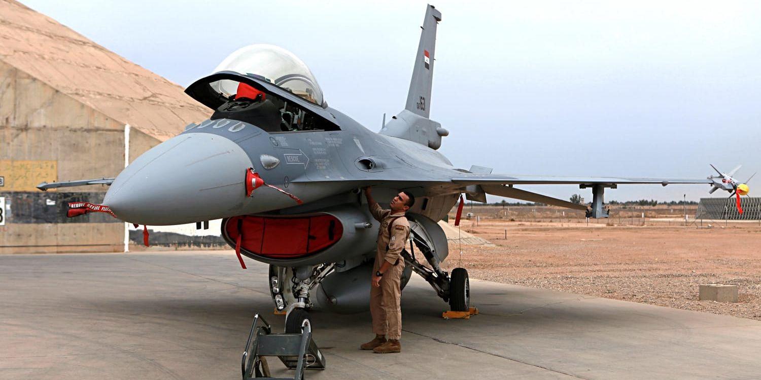 En irakisk pilot vid ett F-16-flygplan på flygbasen Balad, norr om Bagdad, i februari.