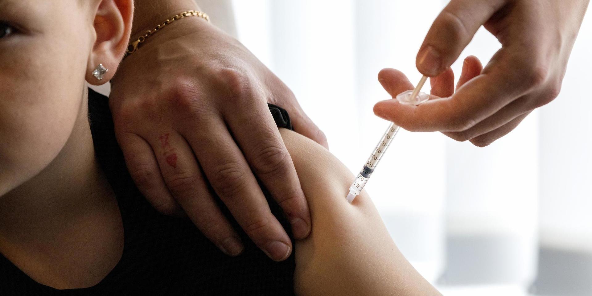 Det finns flera utmaningar för att få svenskar att vilja vaccinera sig. Arkivbild. 