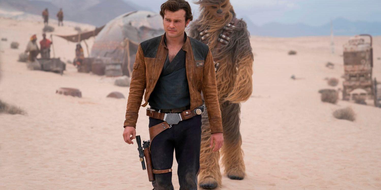 Alden Ehrenreich som Han Solo och Joonas Suotamo som Chewbacca i en scen ur "Solo: A Star Wars story". Pressbild.