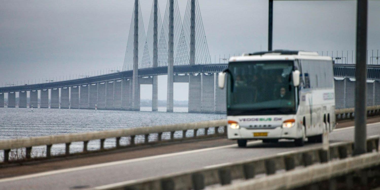 En buss som tar passagerare mellan Danmark och Sverige. Öresundsbron i bakgrunden. Arkivbild.
