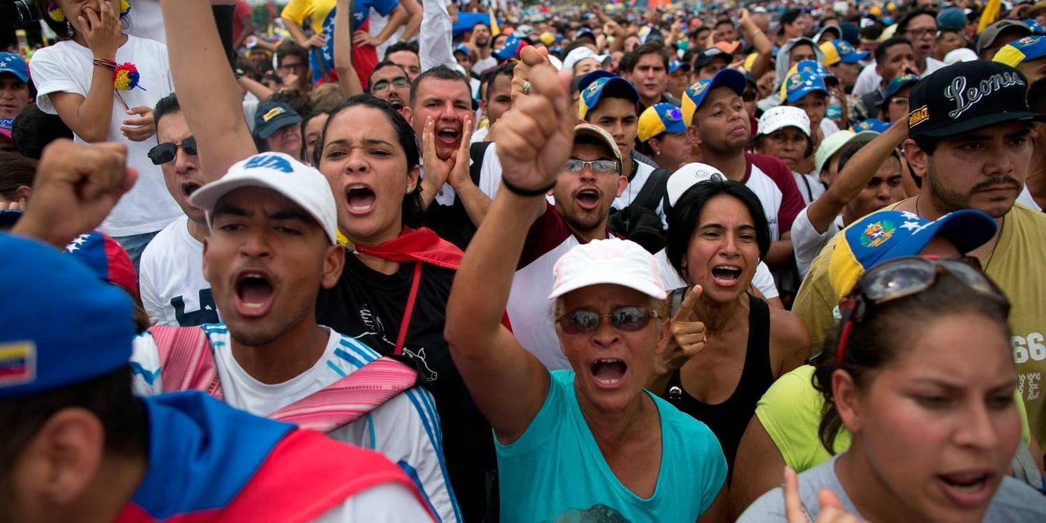 Massiva folkliga protester mot Venezuelas president Nicolás Maduro i huvudstaden Caracas på onsdagen.