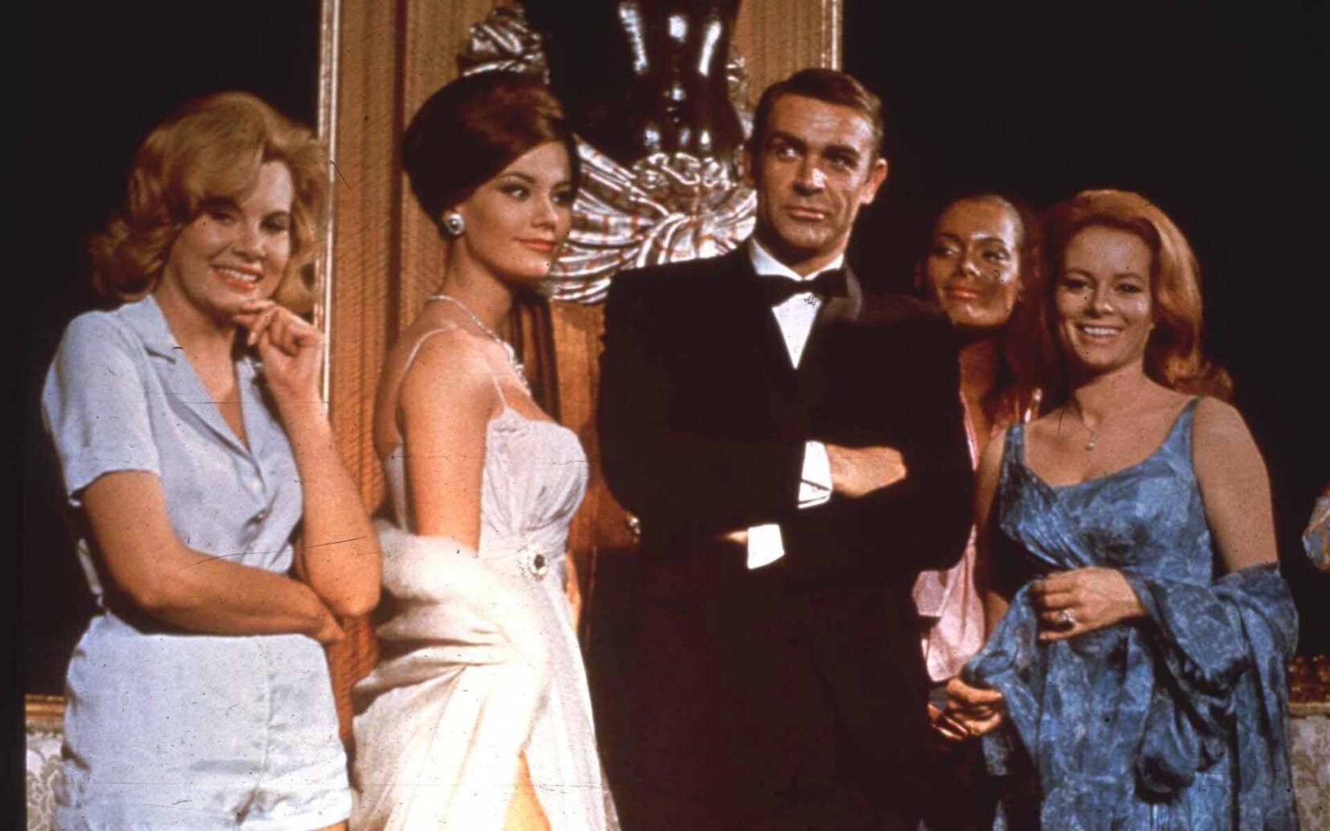 Karaktären James Bond har en rik historia. Både i böcker och i film- Här ser vi Sean Connery, som Agent 007, posera inför en filmvisning av ”Åskbollen” från 1965.