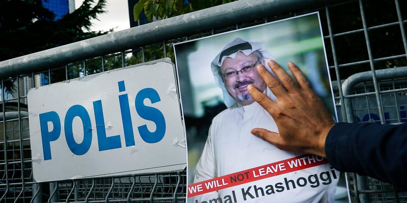 En poster på den saudiske journalisten i närheten av platsen där han försvann.