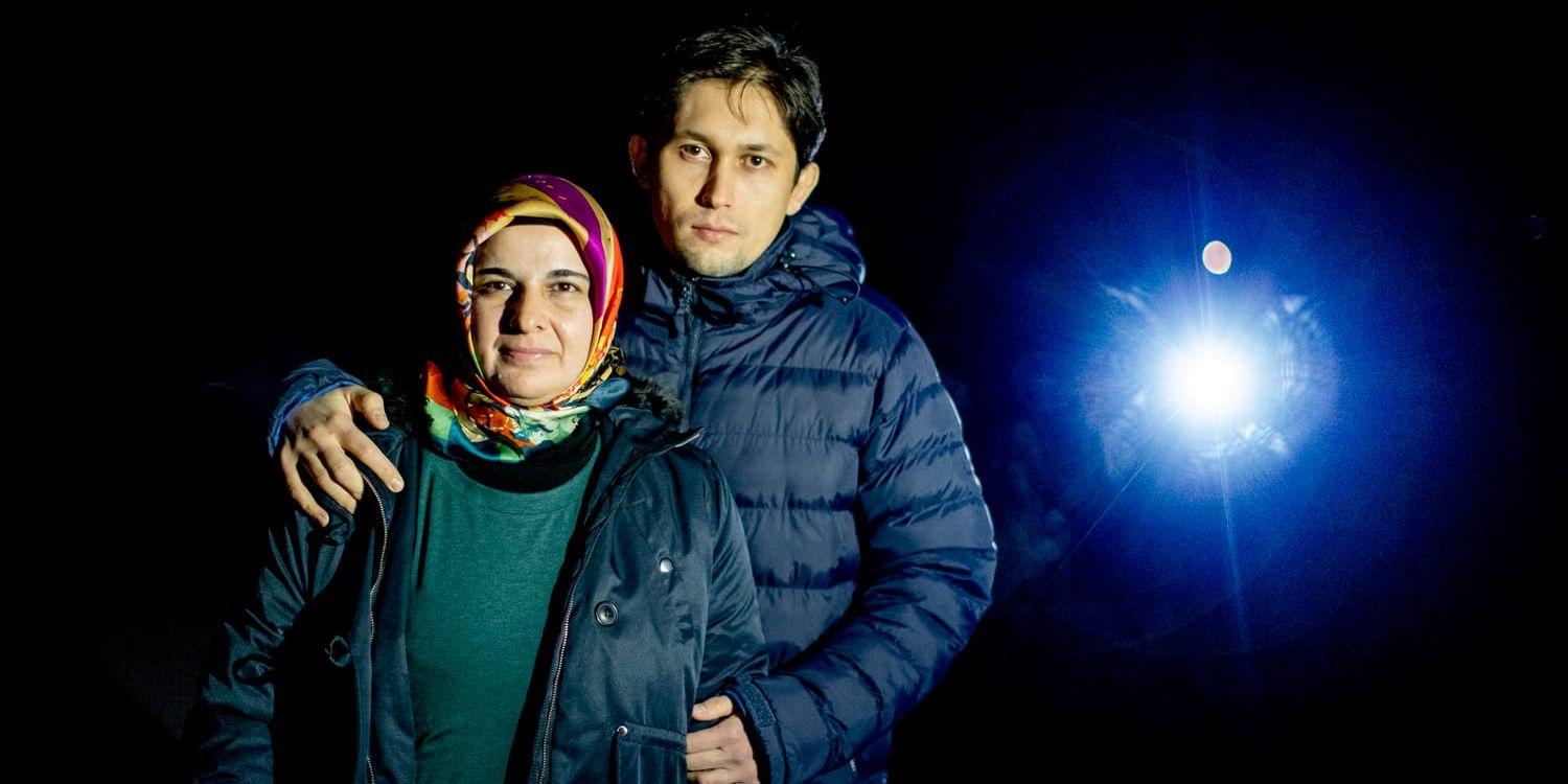 Hatice Ozcelik saknar sin man och Suheyl Ozcelik sin far Ismet Özcelik (som stavar med Ö). Fadern deporterades från Malaysia i fjol och riskerar ett långt fängelsestraff i Turkiet.