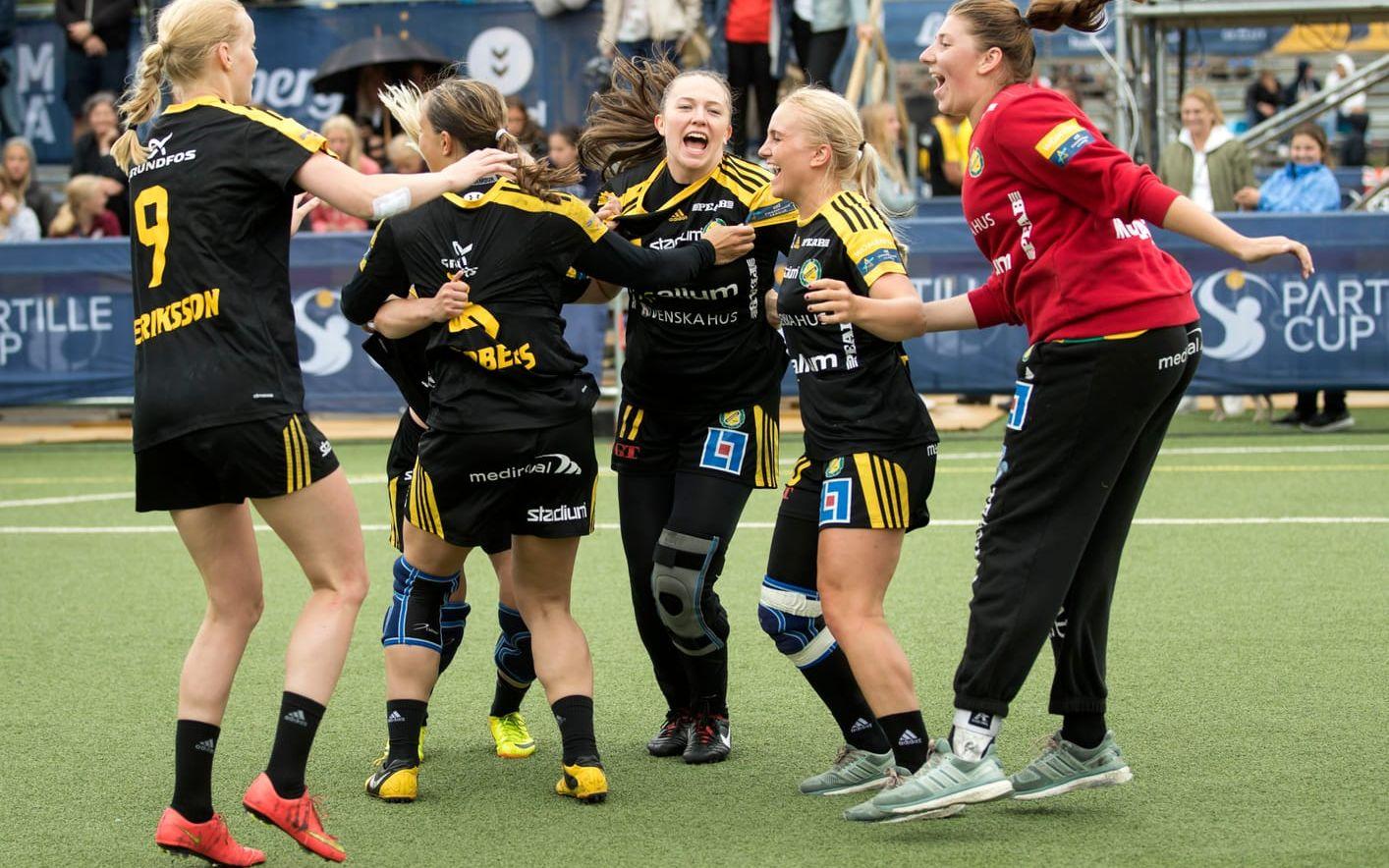 Lyckan var total efter att Sävehof vunnit rysaren mot Arsnäs i finalen för flickor 21.
