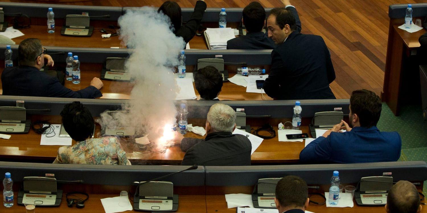 Kosovos parlament har ratificerat en gränsöverenskommelse med Montenegro under ett stökigt sammanträde då oppositionen avfyrade tårgas.