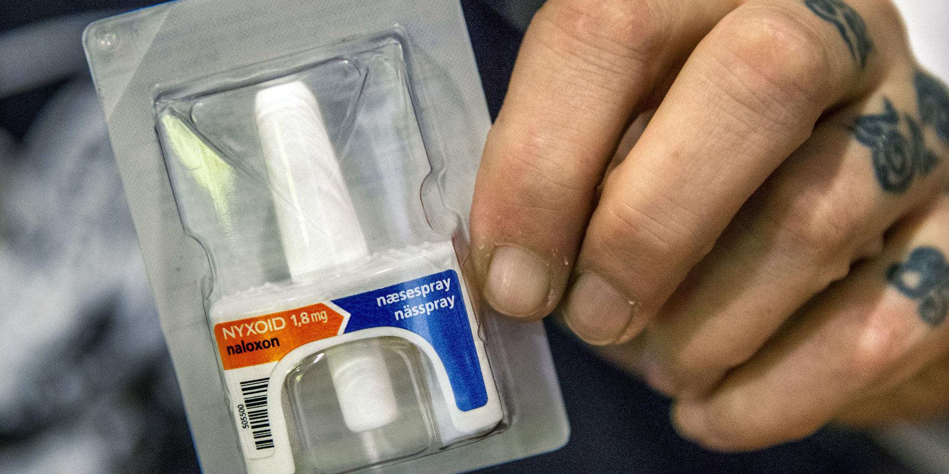 Naloxon kan häva dödliga överdoser hos narkotikamissbrukare. Naloxon som nässpray används i begränsad omfattning vid akuta fall i Göteborg, VG-regionen utreder nu om det kan delas ut mera brett.