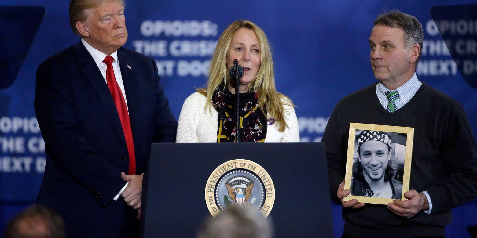 USA:s president Donald Trump bjöd upp Jeanne och Jim Moser, som förlorat sin son i en fentanylöverdos, på scenen på en gymnasieskola i Manchester, New Hampshire.