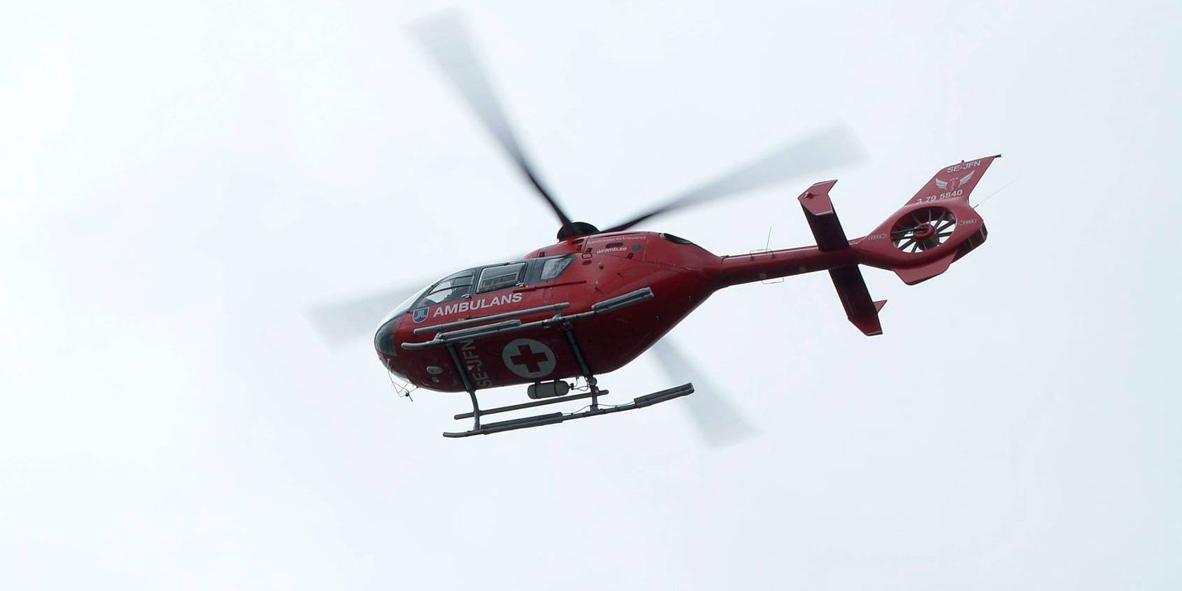 Två personer har förts till sjukhus efter en trafikolycka på sydöstra Gotland, varav en i ambulanshelikopter. Arkivbild.