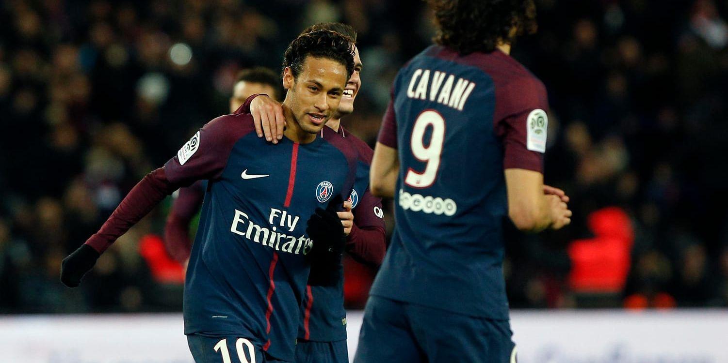 Neymar kramas om efter ett av sina fyra mål i 8–0-segern mot Dijon.