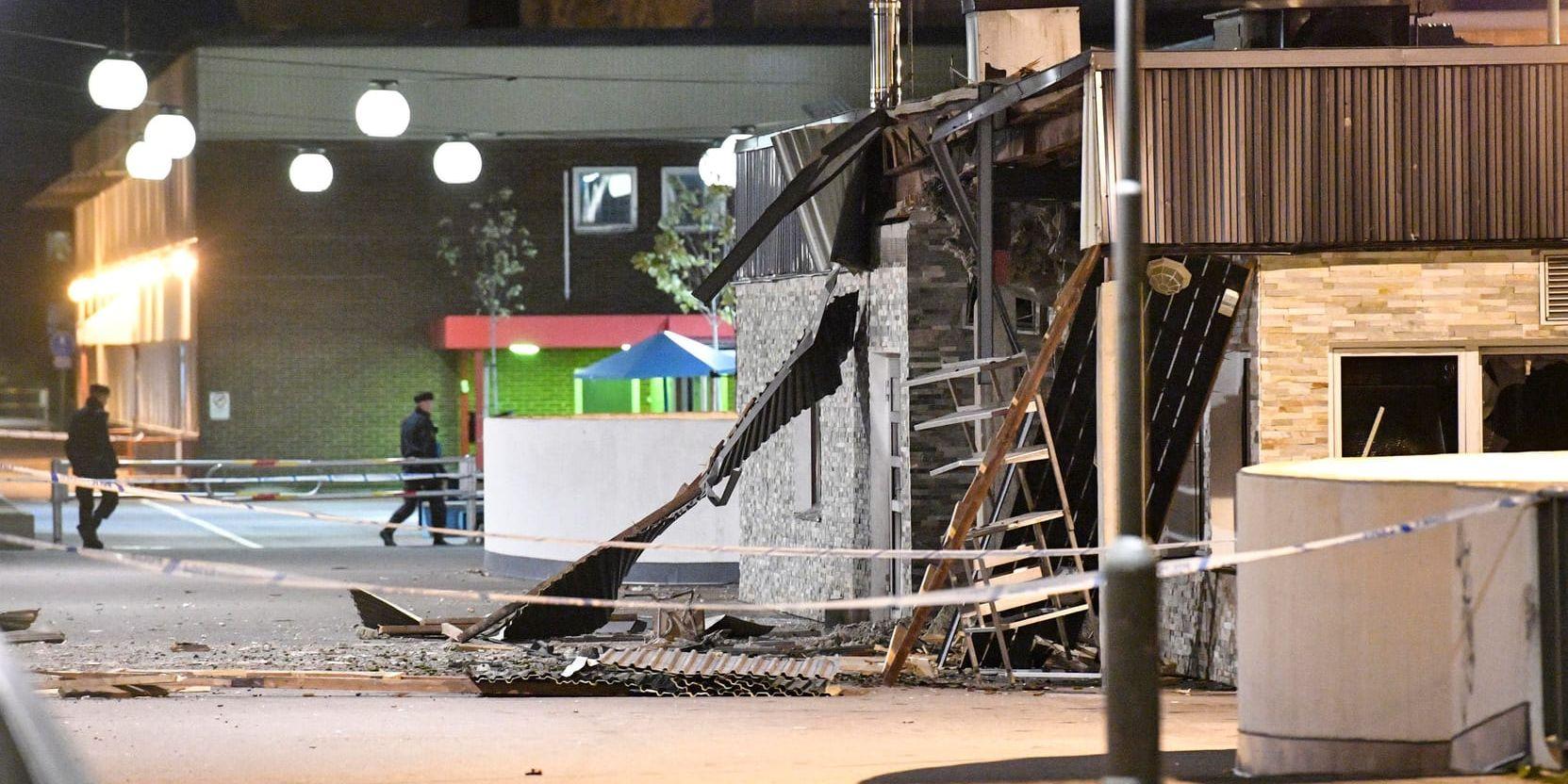 Skador på en restaurang vid Rosengårds centrum i Malmö efter en explosion natten till onsdagen.