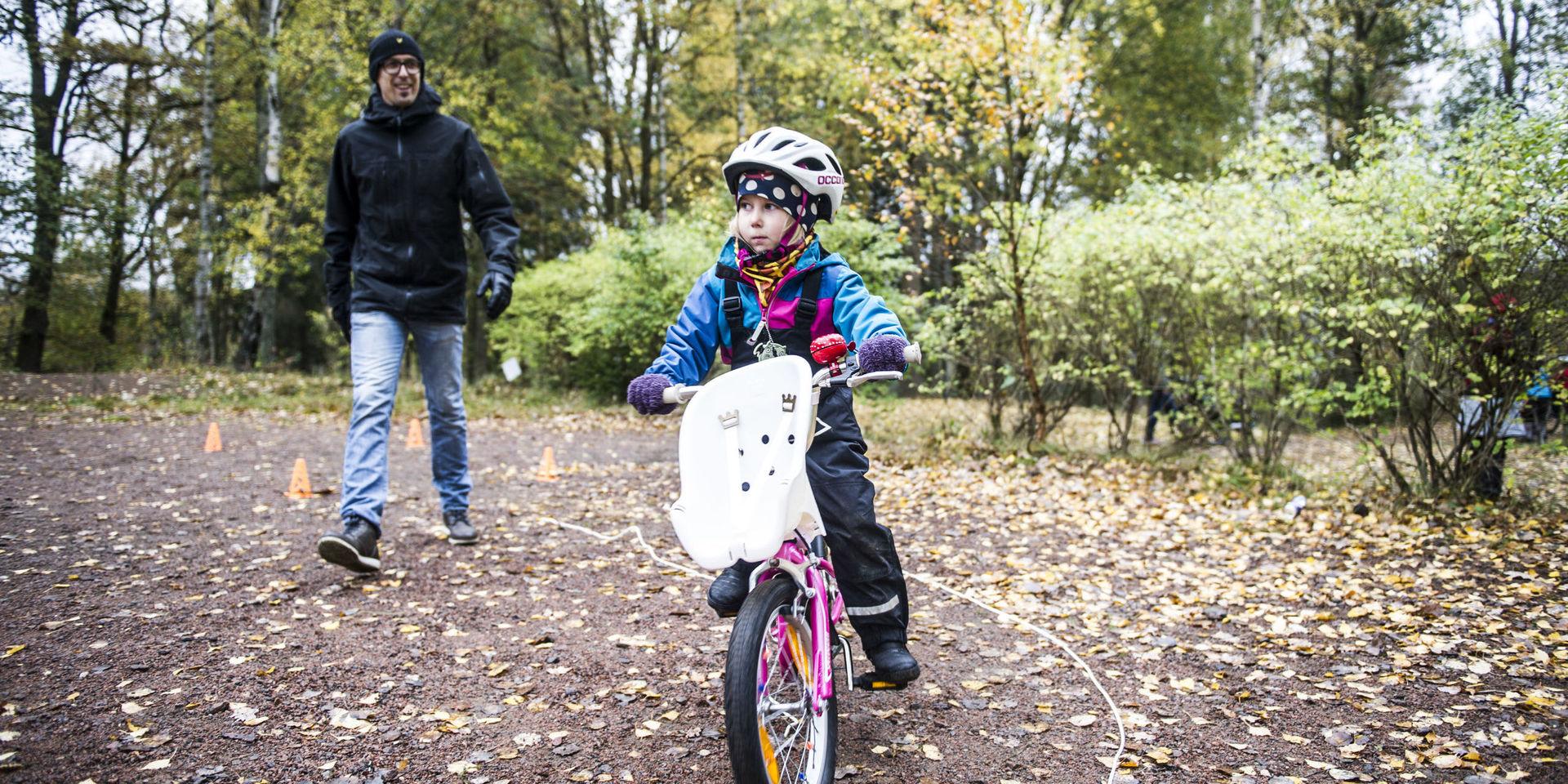 Henrik Eriksson, 37, har tillsammans med dottern Edith Ljungström, 5, tagit sig ut denna söndagsförmiddag för att cykla.