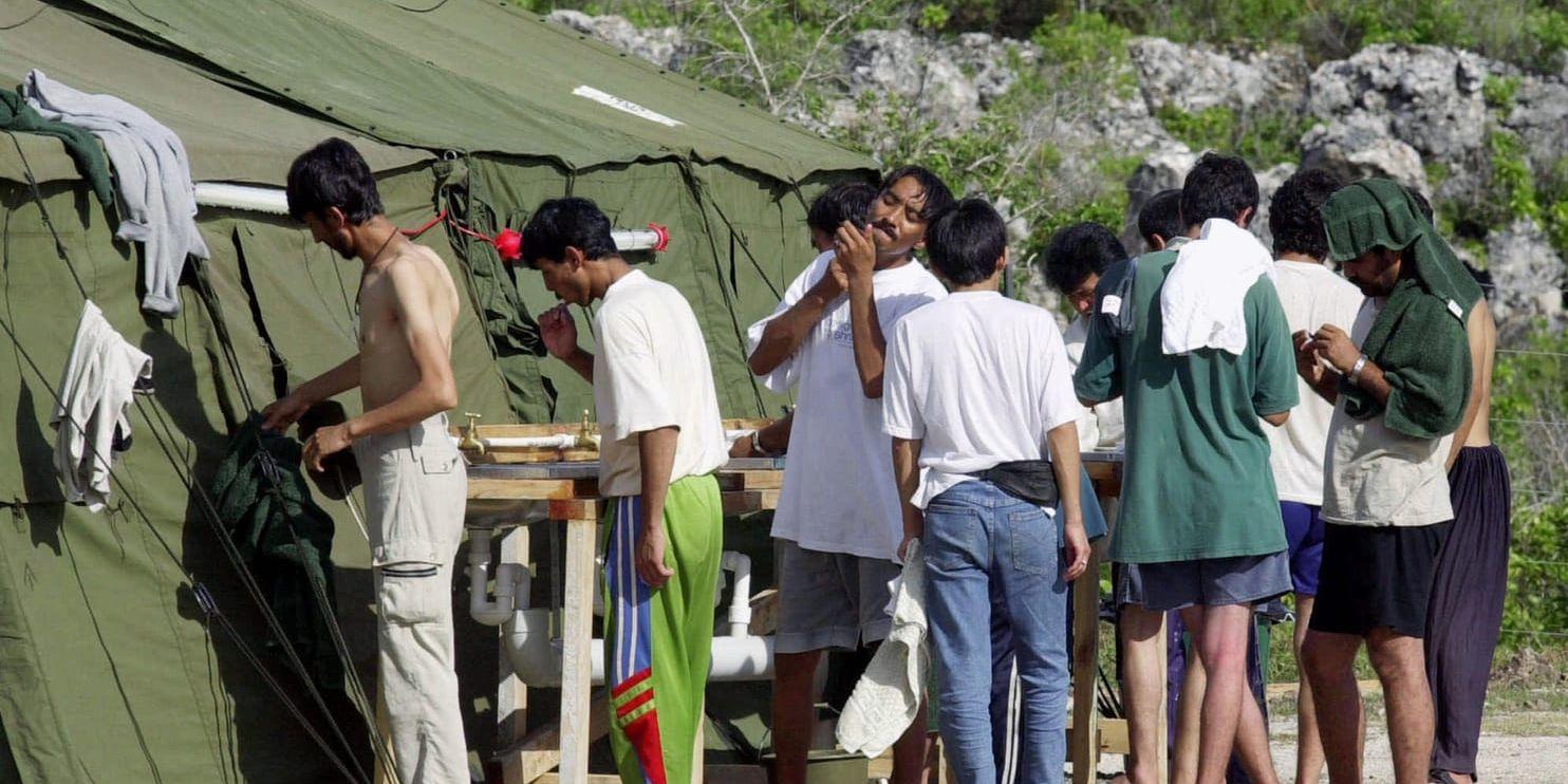 Flyktingar på ett flyktingläger på ön Nauru. Arkivbild.
