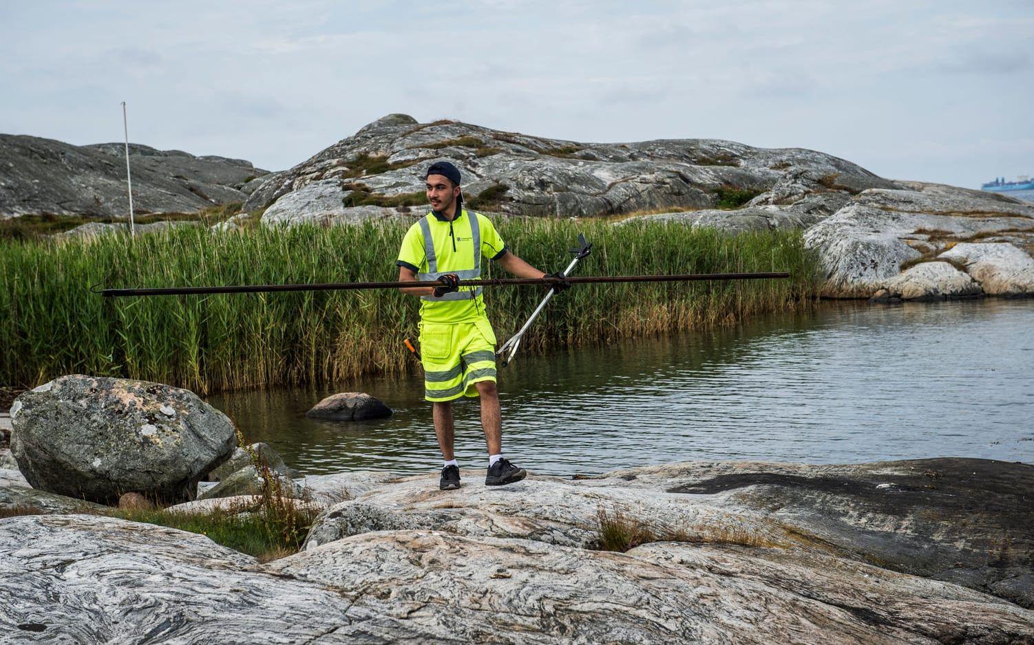 Mena Kourie har hittat ett långt fiskeredskap som flutit iland. Bild: Olof Ohlsson