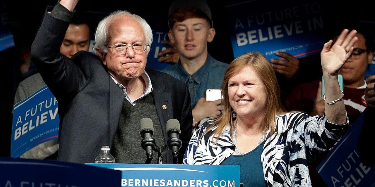 Den demokratiska presidentaspiranten Bernie Sanders och hustrun Jane vid ett kampanjmöte i Kentucky.
