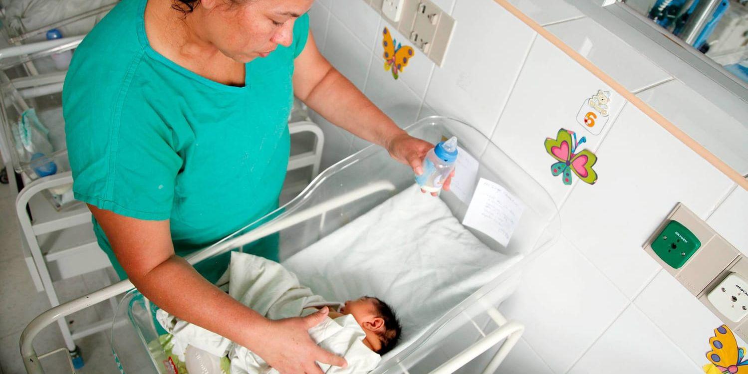 En nyfödd bebis med mikrocefali på ett sjukhus i Honduras. Arkivbild.