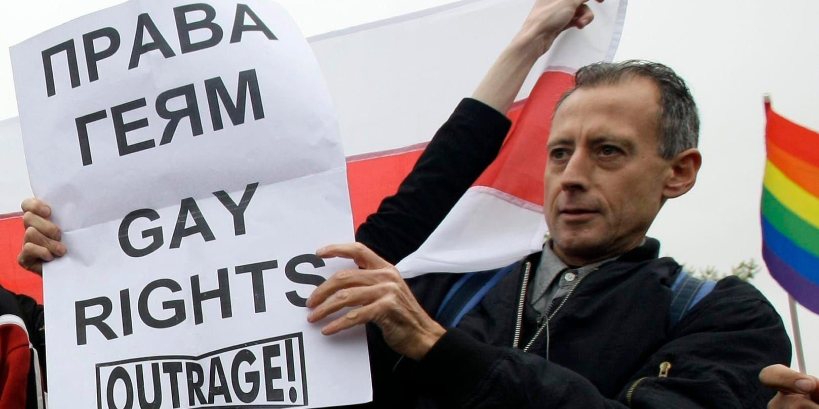 Brittiske gayrättsaktivisten Peter Tatchell vid en tidigare protest i Moskva. Arkivbild.