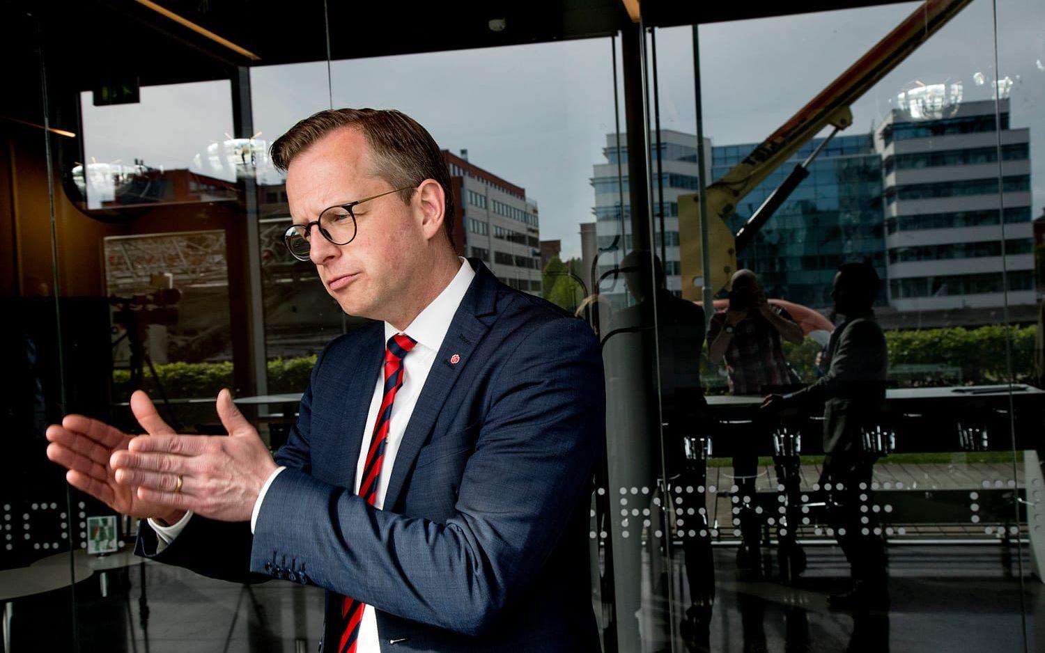 Näringsminister Mikael Damberg (S) har pratat om möjligheterna för ytterligare elbilssatsningar i Göteborg. Bland annat ett testlabb. Foto: Adam Ihse/TT