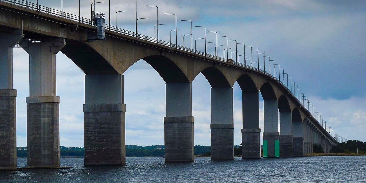 Trafikverket uppmanar bilister att öka farten på Ölandsbron efter omfattande köbildningar. Arkivbild.