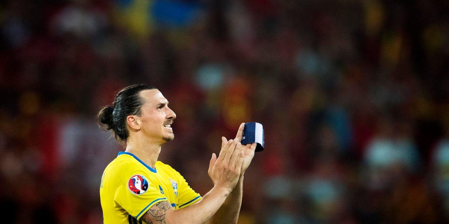 Zlatan tackar nu de svenska supportrarna efter hans sista insats i landslagströjan.