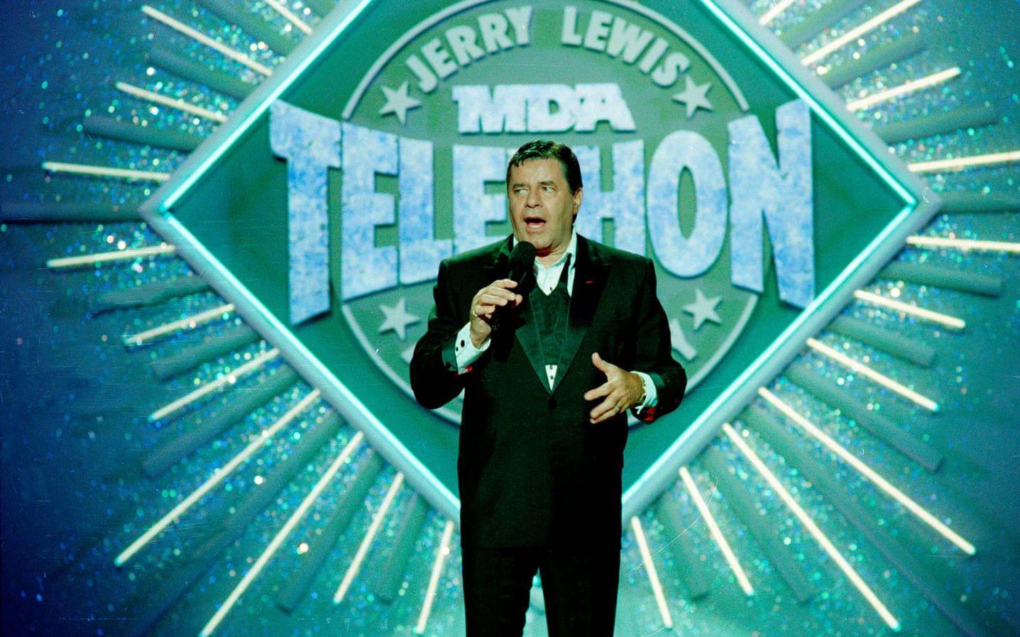 Jerry Lewis höll i en årlig välgörenhetsgala som TV-sändes från 1966-2010 i USA. Här syns han vid galan 1990. Arkivbild: AP