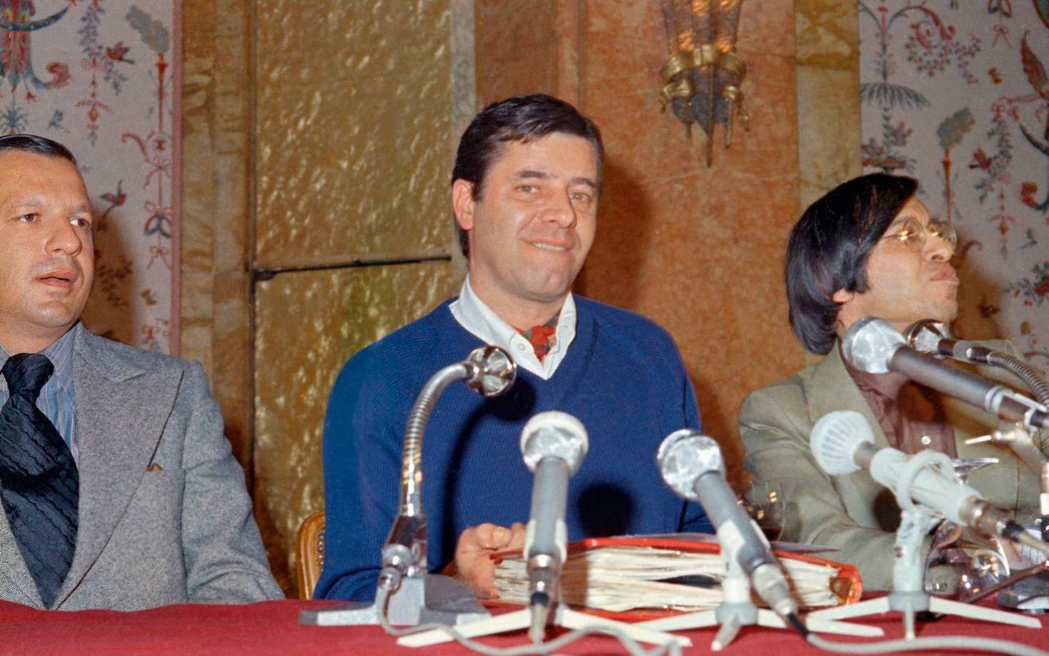 Jerry Lewis i vid en presskonferens i Paris 1971. Arkivbild: AP