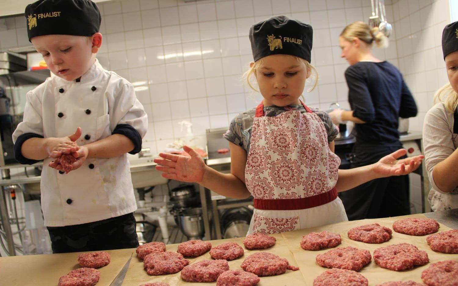 Full fart i köket. Elvis Sachse, snart tre, och Maja Apelman, fem år, tillverkar viltfärsbiffar i långa rader. Bild: Camilla Moestedt