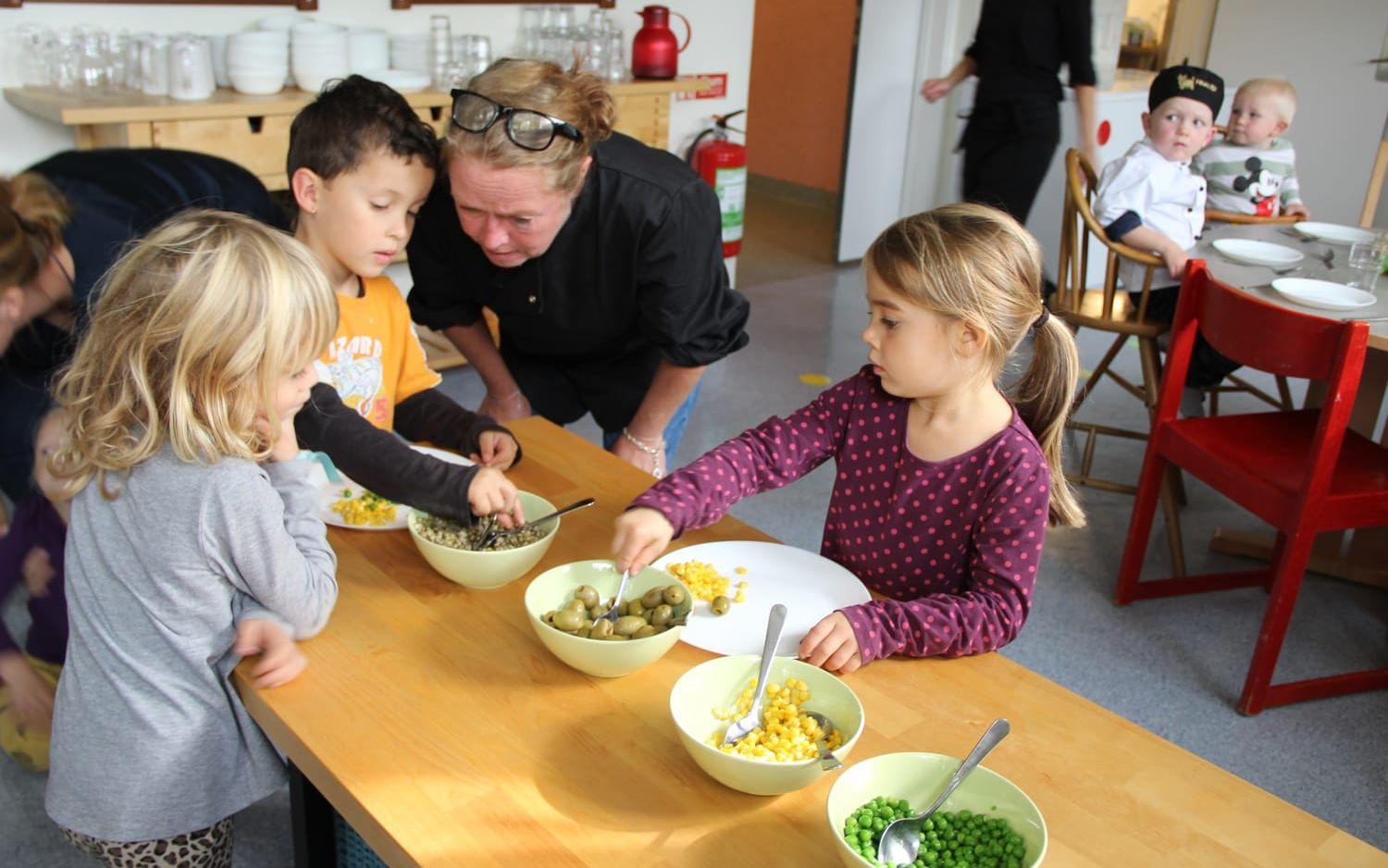 Köksmästaren Mona Utsten försöker framgångsrikt övertyga Theo Andersson att mungbönor är smaskens. Bild: Camilla Moestedt