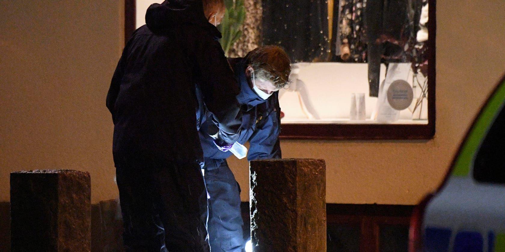 Två brandbombsattrapper kastades mot en restaurang i Ängelholm för knappt ett år sedan. Nu dömer Helsingborgs tingsrätt en ung man för misshandel, grovt olaga hot, skadegörelse, brott mot knivlagen och våldsamt motstånd. Arkivbild.