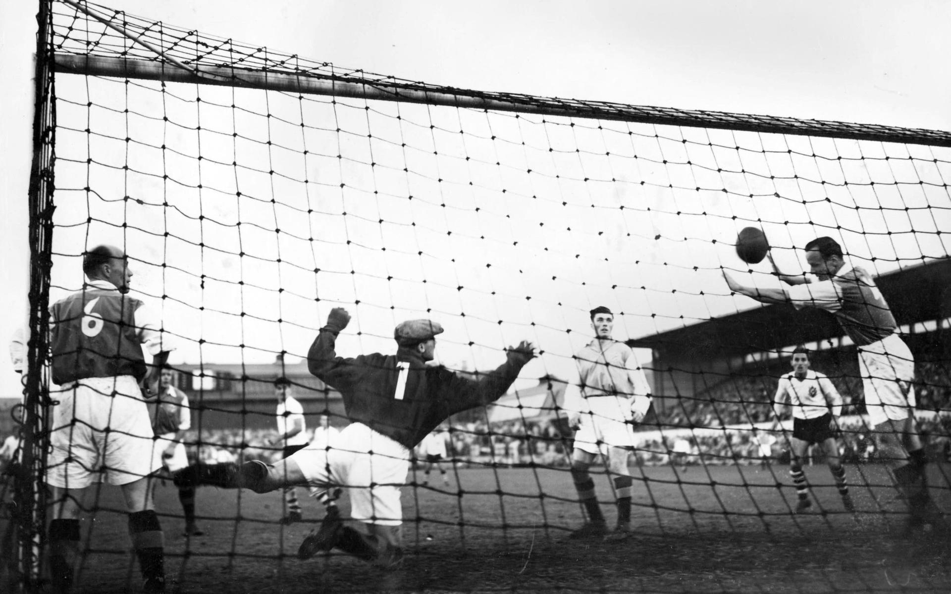 Bilden fångad vid Alliansens match mot Corinthians den 29 maj1952. Bertil Sernros (Gais) nickar undan bollen medan Rune ”Killing” Emanuelsson (IFK Göteborg) med nummer 6 på ryggen bevakar från vänster. Bild: Idrottsmuseet.