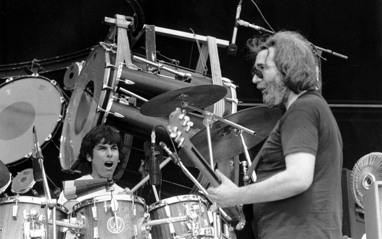  San Bernardino 1982. Sista dagen på festivalen den femte september.  Gitarristen Jerry Garcia, höger, och trummisen Mickey Hart spelar musik som spänner över två decennier för entusiastiska fans.