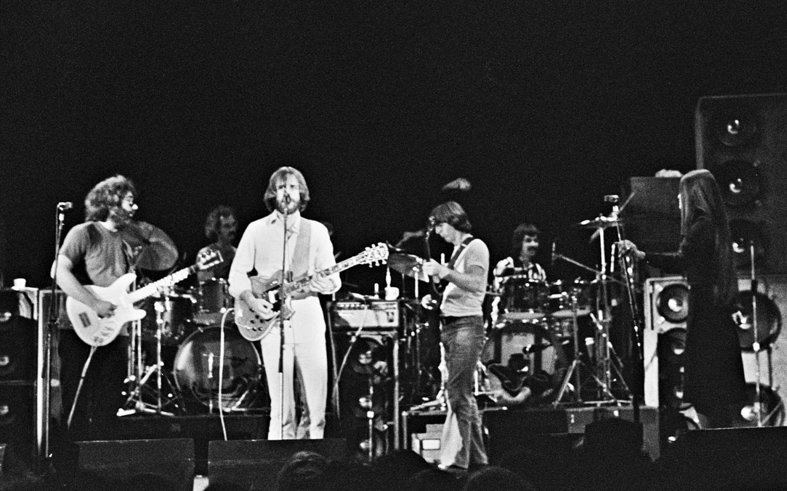 Cornell University 1977. Spelningen på universitetet kom att bli ett av bandets mest legendariska. Från vänster Jerry  Garcia, Bill Kreutzmann, Bob Weir, Phil Lesh, Mickey Hart och Donna Godchaux.